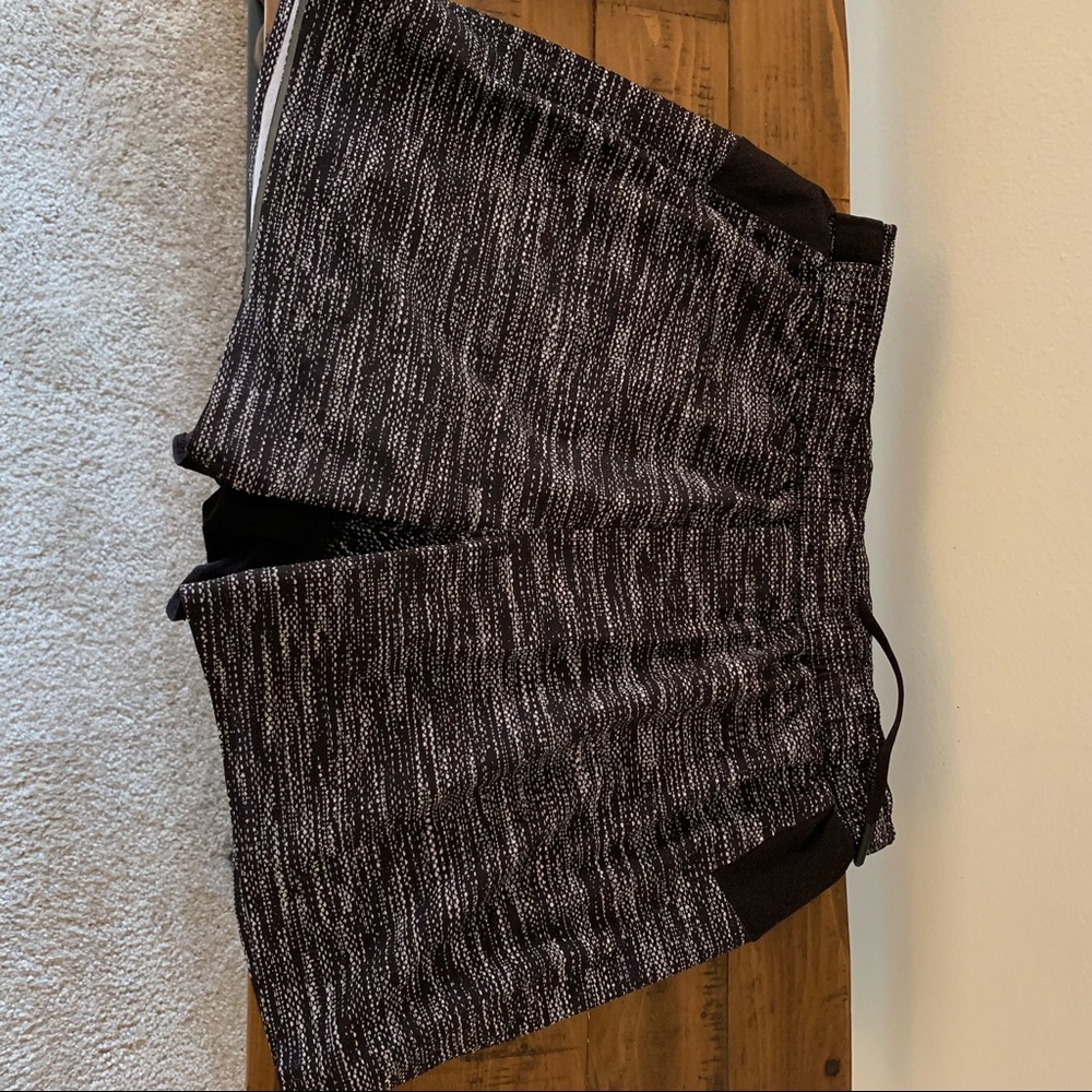 Lulu Men’s medium shorts 5” liner new